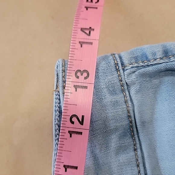 Kendall + Kylie Size 9/29 The Icon Short, Medium Light Wash Denim Shorts - Picture 4 of 11